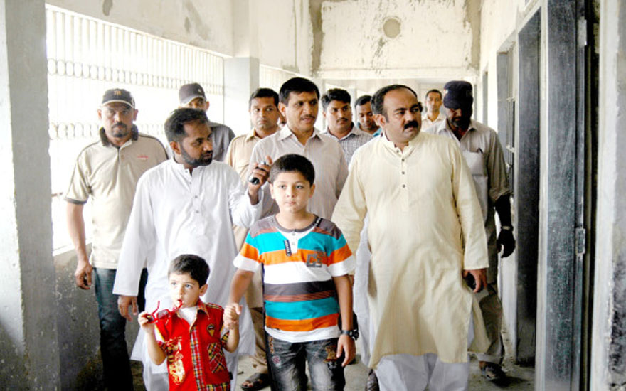 Haq-Parast-advoiser-to-CM-khuaja-Izhar-ul-Hassan-inspecting-a-school-in-New-Karachi-584x377