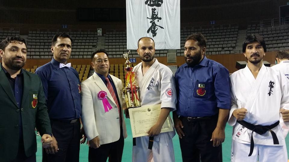 ghani-khan-shinwari-while-holding-trophy