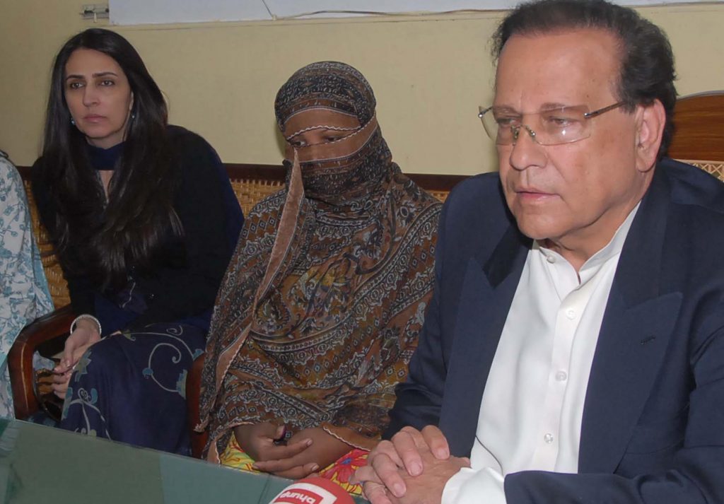 Asia Bibi (C), a Christian mother listens to Pakistani Punjab province governor Salman Taseer (R) after giving her appeal papers against a death sentence at the prison in Sheikhupura on November 20, 2010. A top Pakistan government official backed a Christian mother's appeal against a death sentence for blasphemy, saying he hoped President Asif Ali Zardari would pardon her. Asia Bibi was sentenced to hang in Pakistan's central province of Punjab earlier this month after being accused of insulting the Prophet Mohammed in 2009. AFP PHOTO/HO/Director General Public Relation (DGPR) -----RESTRICTED TO EDITORIAL USE---GETTY OUT