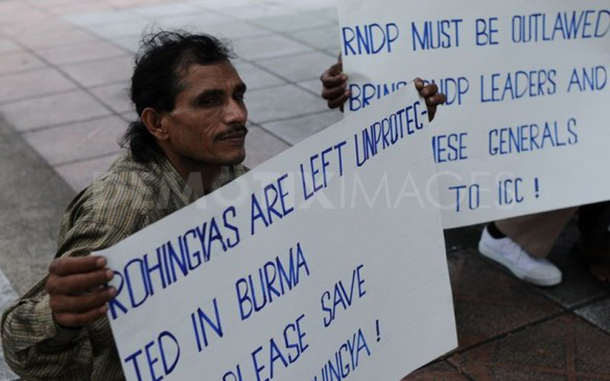 1341320624-rohingya-muslims-in-thailand-assemble-in-front-of-un-to-call-for-help_1313545-584x387