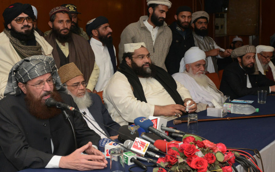 Tehreek-e-Taliban Pakistan (TTP) committee member Maulana Sami-ul-Haq (L) speaks with the media after a meeting of Muslim scholars and Mashaikh to discuss the government talks with the Taliban, in Lahore on February 15, 2014. Pakistani government and Taliban negotiators February 14, expressed concern over a wave of deadly attacks in the country, agreeing that both militants and security forces should refrain from actions which undermine ongoing peace efforts. AFP PHOTO/Arif ALI