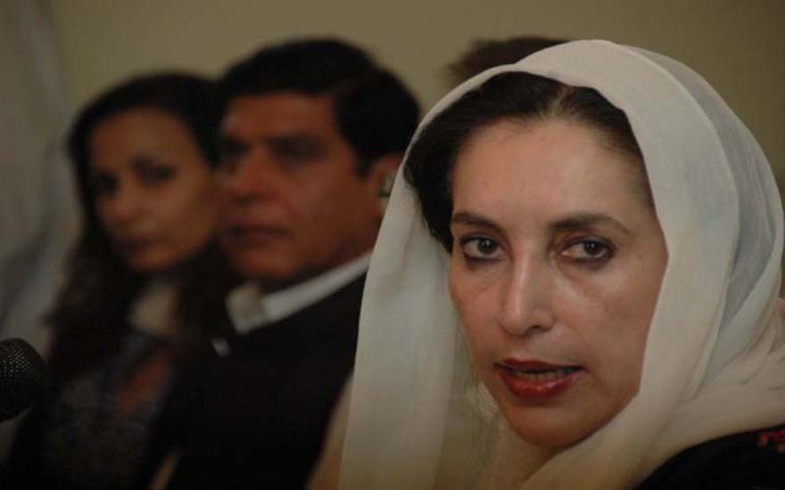 KARACHI OCT 31 (APP) Former Pakistani prime minister Benazir Bhutto addressing a press confrence at Bilawal House in Karachi. APP PHOTO BY JAHANGIR KHAN