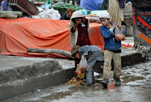 Poverty worsens as the economy deteriorates: Children scramble to find food. Photo: AFP 