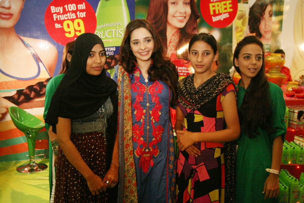 Garnier Spokesperson Juggun Kazim ladies at the event(2)