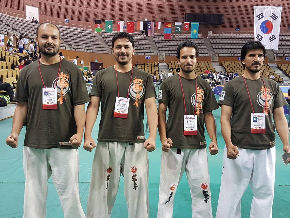 ghani-with-players-who-represented-pakistan-in-tournament
